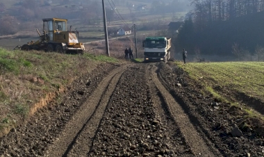 Nasipanje puta na brijegu Marić